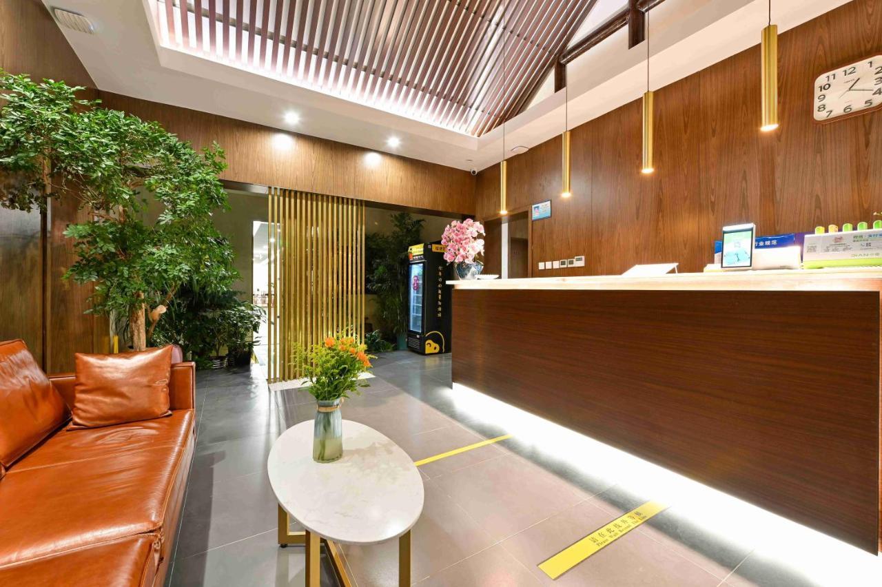 Hotel Xingshe Alley Courtyard Wangfujing Forbidden Branch - Breakfast Included & Speaking Reception & Free Wifi And Laundry & Hutong Culture & Cat-keeping & Flower-growing Terrace & One Day Tour Service & Free Coffee Beijing
