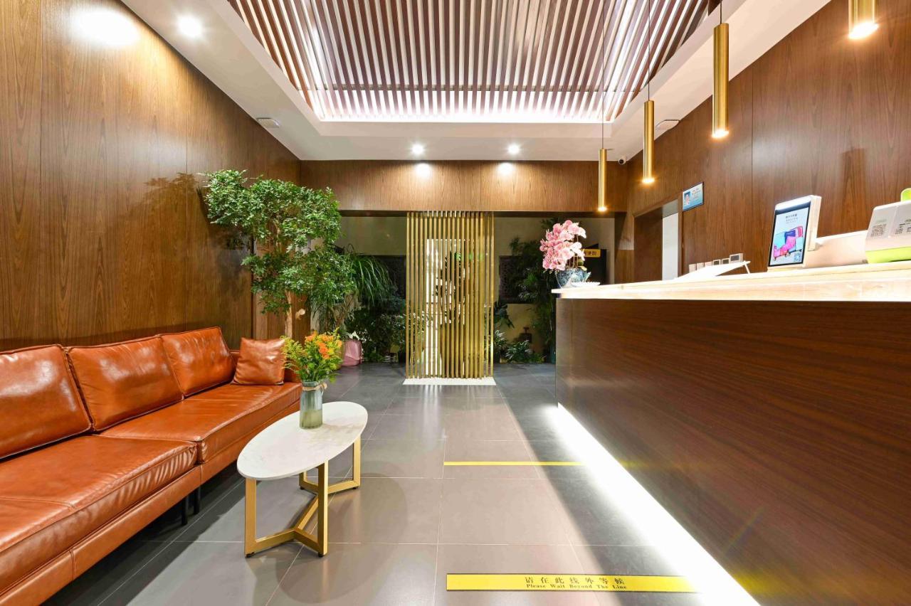 Xingshe Alley Courtyard Wangfujing Forbidden Branch - Breakfast Included & Speaking Reception & Free Wifi And Laundry & Hutong Culture & Cat-keeping & Flower-growing Terrace & One Day Tour Service & Free Coffee Hotel