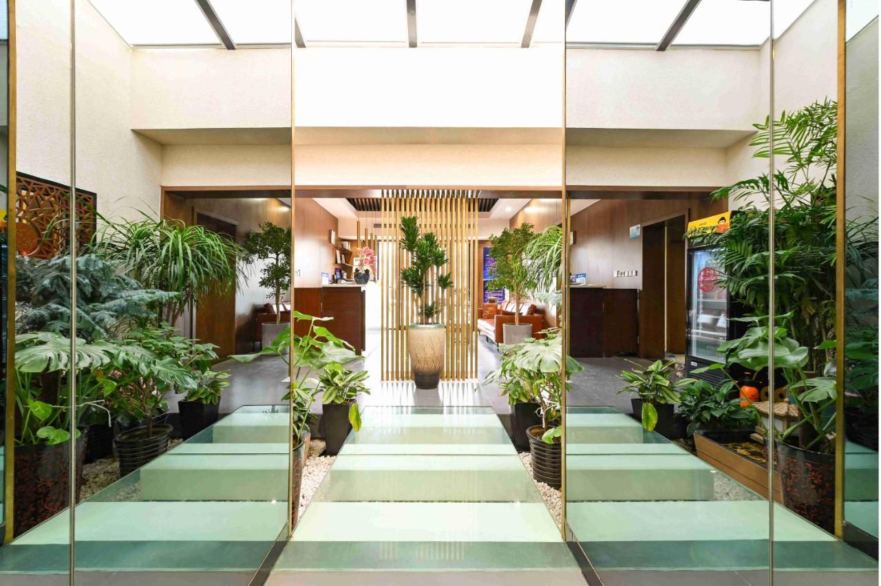 Xingshe Alley Courtyard Wangfujing Forbidden Branch - Breakfast Included & Speaking Reception & Free Wifi And Laundry & Hutong Culture & Cat-keeping & Flower-growing Terrace & One Day Tour Service & Free Coffee 4*