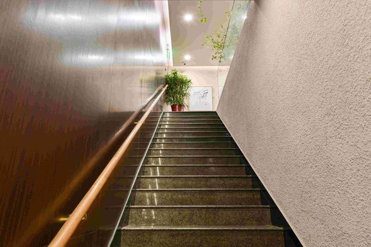 Hotel Xingshe Alley Courtyard Wangfujing Forbidden Branch - Breakfast Included & Speaking Reception & Free Wifi And Laundry & Hutong Culture & Cat-keeping & Flower-growing Terrace & One Day Tour Service & Free Coffee