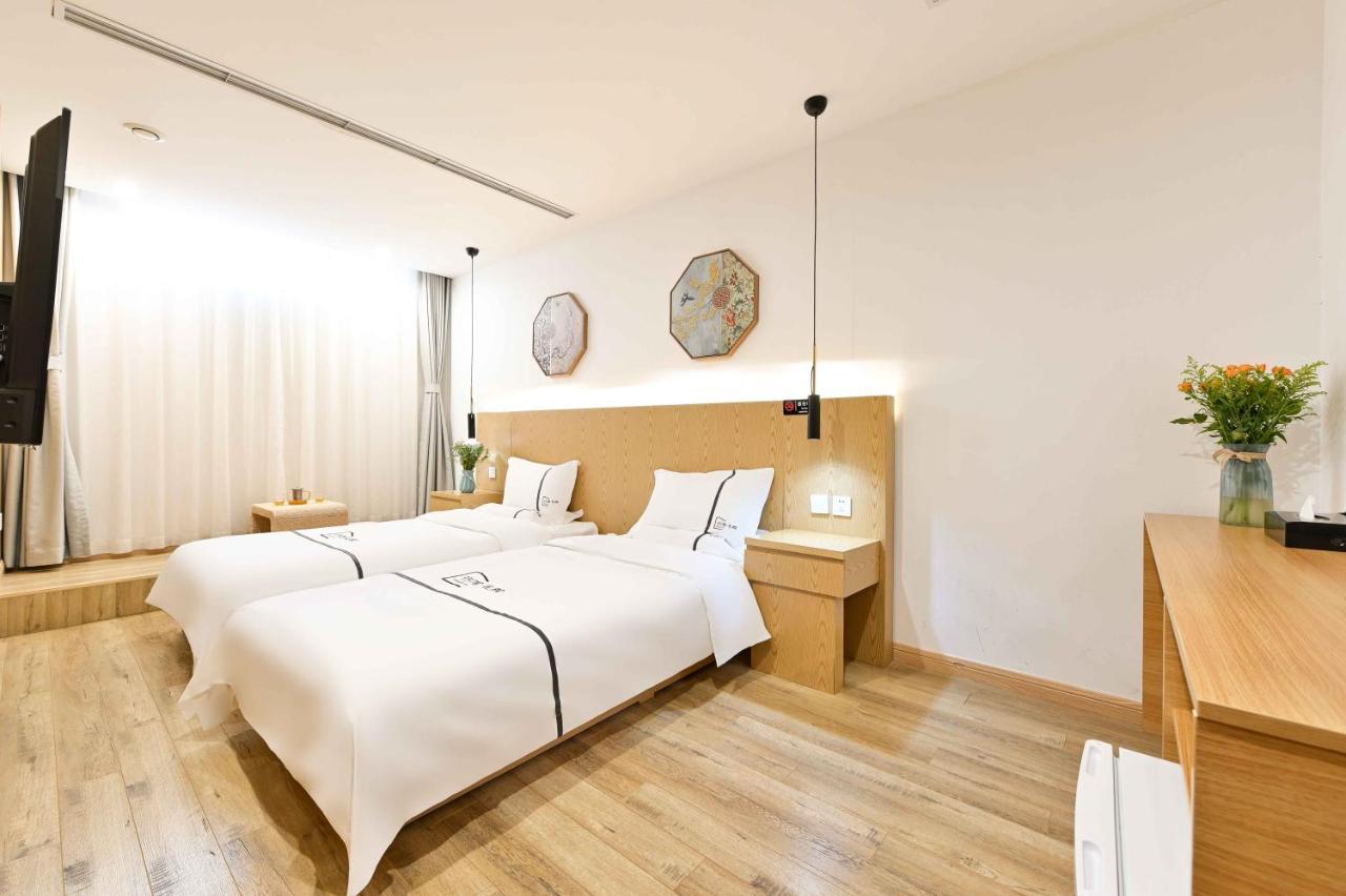 Xingshe Alley Courtyard Wangfujing Forbidden Branch - Breakfast Included & Speaking Reception & Free Wifi And Laundry & Hutong Culture & Cat-keeping & Flower-growing Terrace & One Day Tour Service & Free Coffee Hotel 4*