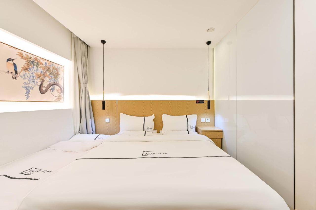 Xingshe Alley Courtyard Wangfujing Forbidden Branch - Breakfast Included & Speaking Reception & Free Wifi And Laundry & Hutong Culture & Cat-keeping & Flower-growing Terrace & One Day Tour Service & Free Coffee 4* Beijing