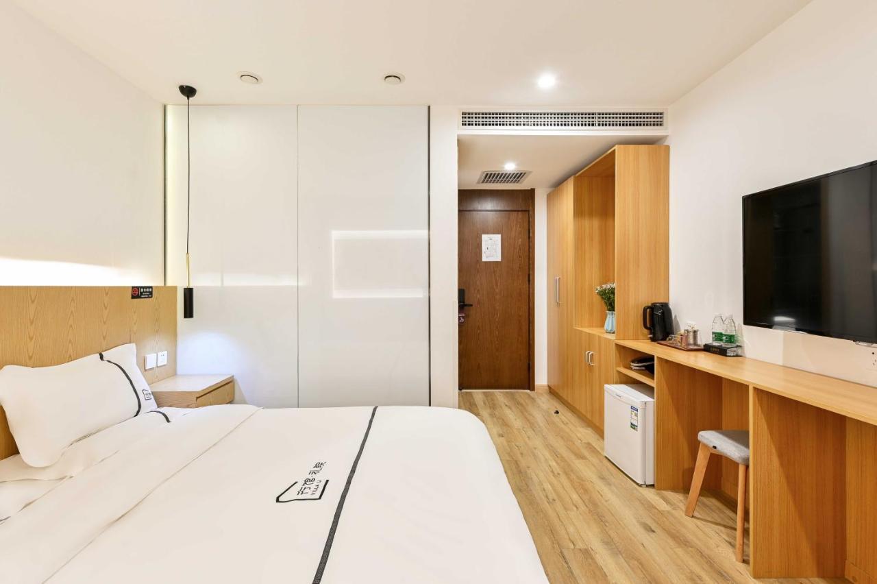 Xingshe Alley Courtyard Wangfujing Forbidden Branch - Breakfast Included & Speaking Reception & Free Wifi And Laundry & Hutong Culture & Cat-keeping & Flower-growing Terrace & One Day Tour Service & Free Coffee 4*