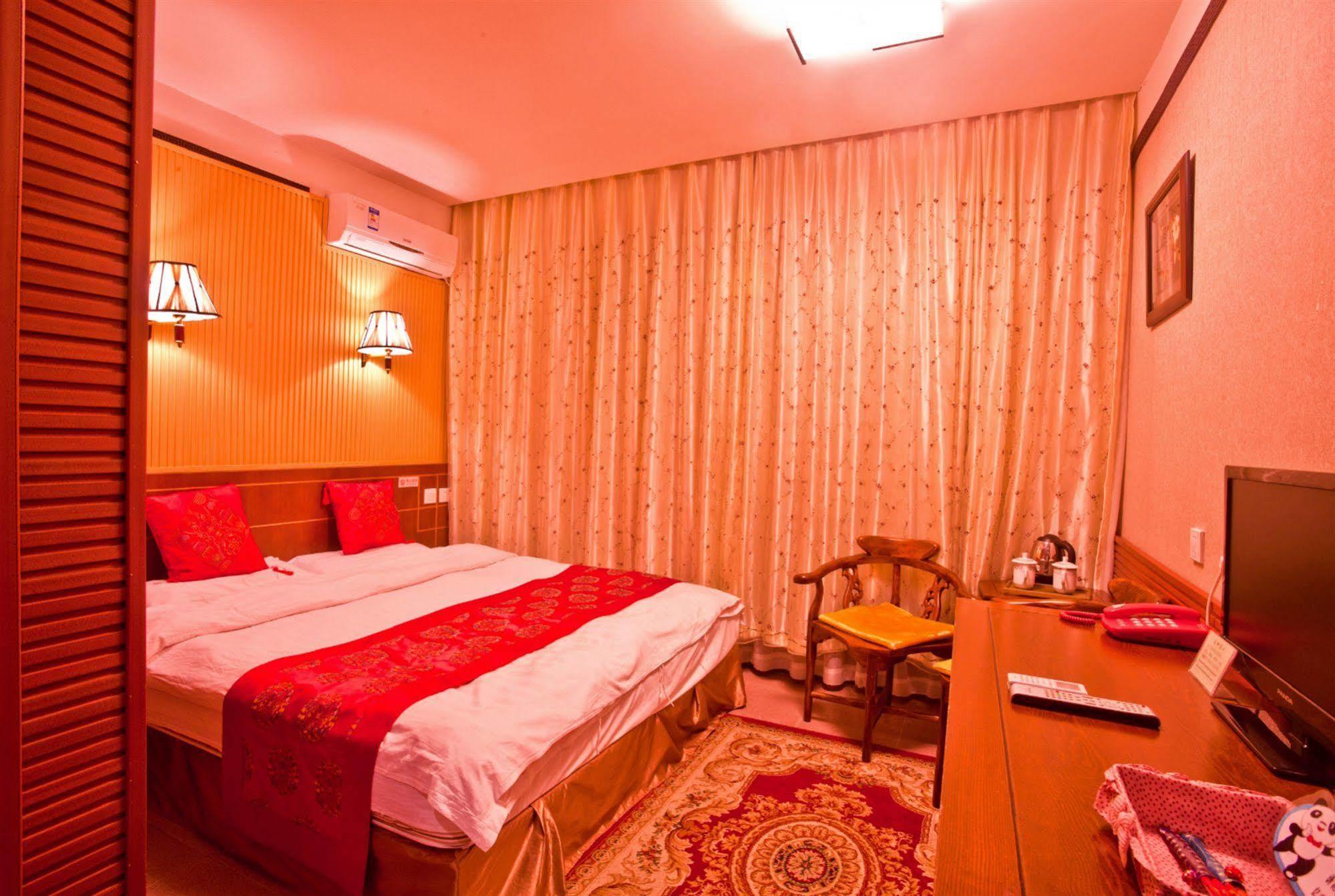 Xingshe Alley Courtyard Wangfujing Forbidden Branch - Breakfast Included & Speaking Reception & Free Wifi And Laundry & Hutong Culture & Cat-keeping & Flower-growing Terrace & One Day Tour Service & Free Coffee 4* Beijing