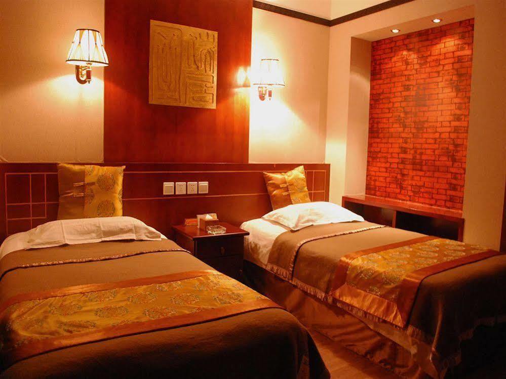 Xingshe Alley Courtyard Wangfujing Forbidden Branch - Breakfast Included & Speaking Reception & Free Wifi And Laundry & Hutong Culture & Cat-keeping & Flower-growing Terrace & One Day Tour Service & Free Coffee Hotel