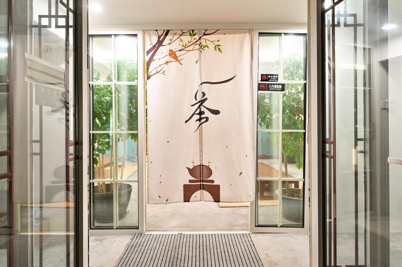 Xingshe Alley Courtyard Wangfujing Forbidden Branch - Breakfast Included & Speaking Reception & Free Wifi And Laundry & Hutong Culture & Cat-keeping & Flower-growing Terrace & One Day Tour Service & Free Coffee
