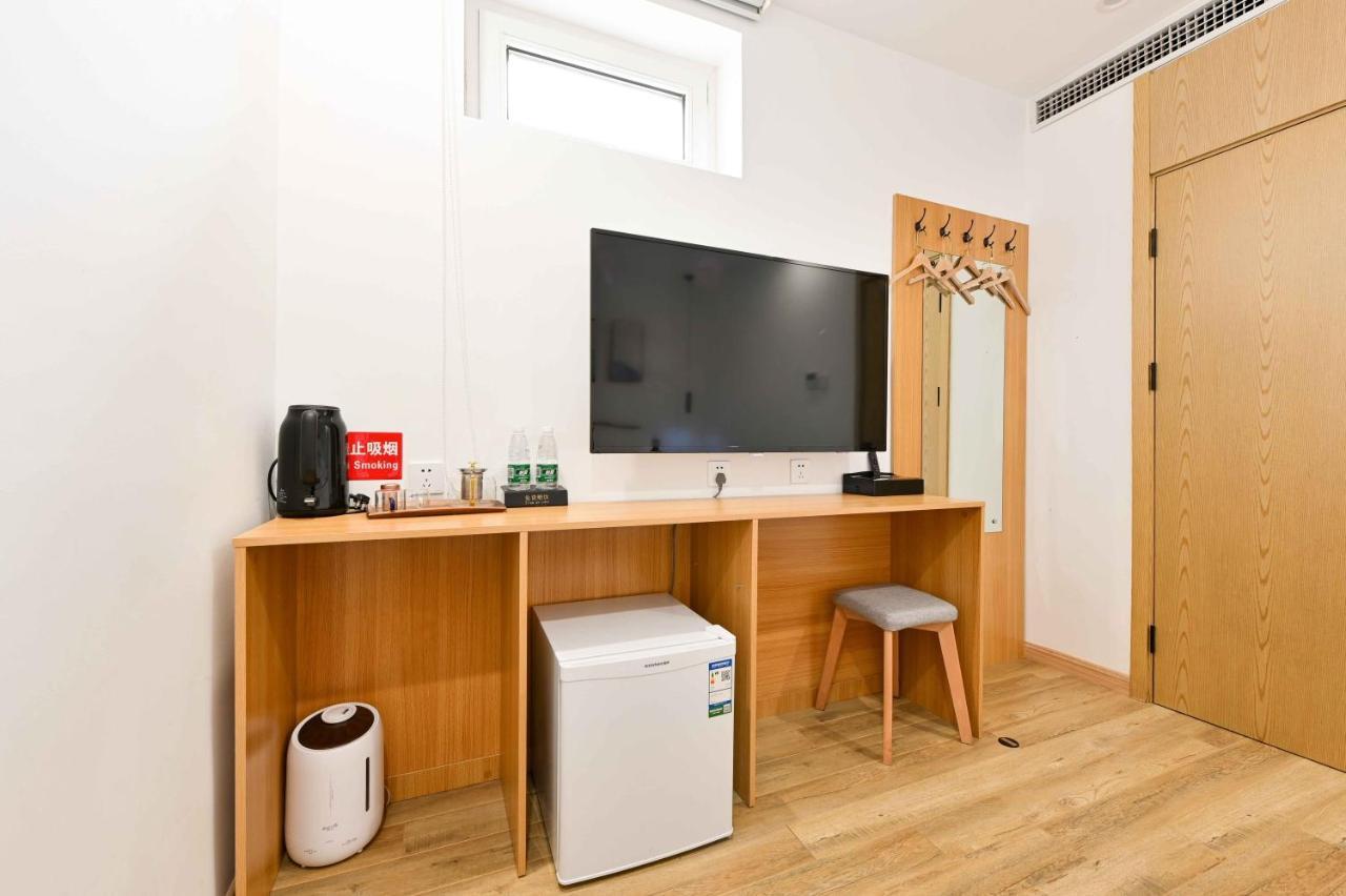 Xingshe Alley Courtyard Wangfujing Forbidden Branch - Breakfast Included & Speaking Reception & Free Wifi And Laundry & Hutong Culture & Cat-keeping & Flower-growing Terrace & One Day Tour Service & Free Coffee Beijing