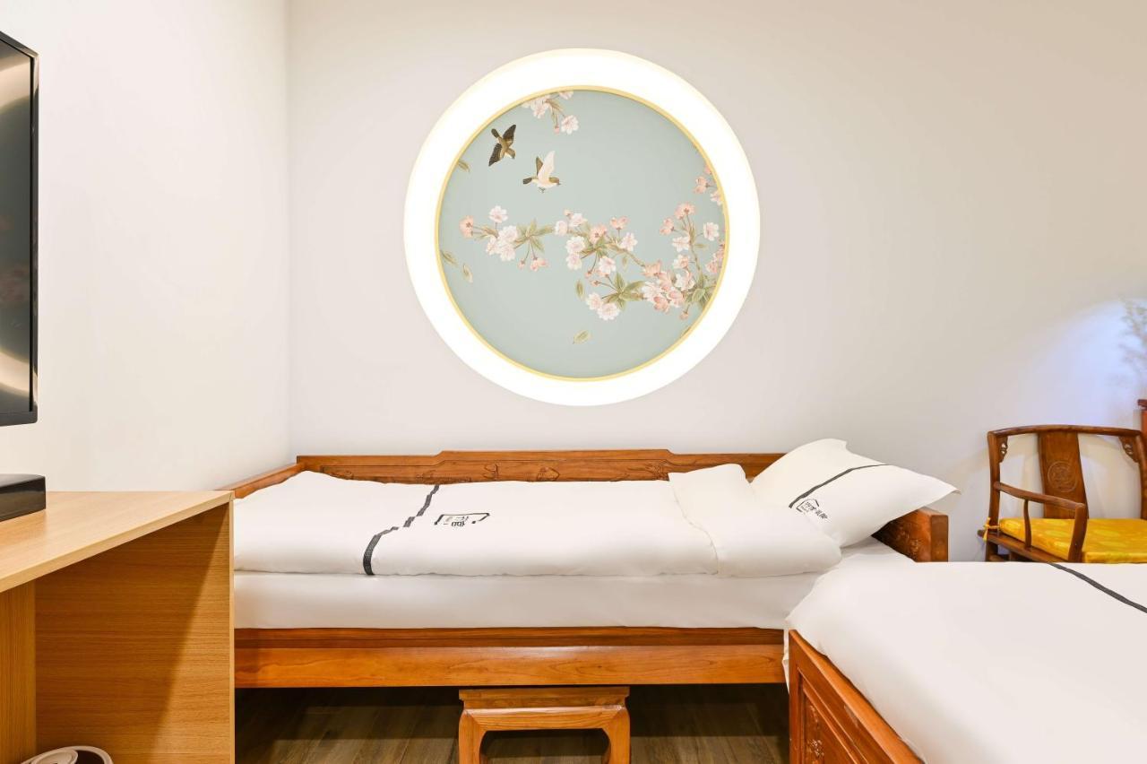 Xingshe Alley Courtyard Wangfujing Forbidden Branch - Breakfast Included & Speaking Reception & Free Wifi And Laundry & Hutong Culture & Cat-keeping & Flower-growing Terrace & One Day Tour Service & Free Coffee 4* Beijing